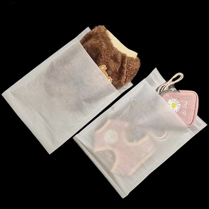 Zeal X dévoile un sac en papier en verre certifié FSC, ouvrant la voie dans l'emballage des vêtements durables